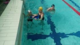 Плескались и плавали в бассейне